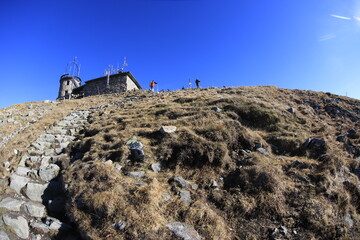 Obraz premium Hiking path to the top of Kasprowy wierch - Autumn in Tatra Mountains