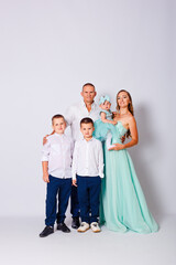 Naklejka premium beautiful family of five on white background. family photo shoot. parents and three children.