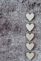 Coeurs en bois sur le coté et fond texturé gris grunge - Arrière plan pour la Saint-Valentin