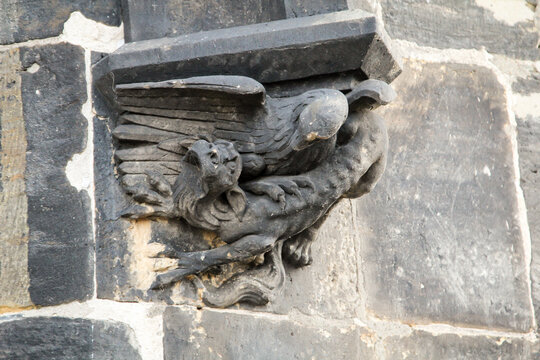 Eine Greifvogel ähnliche Figur an einem Bauwerk.
