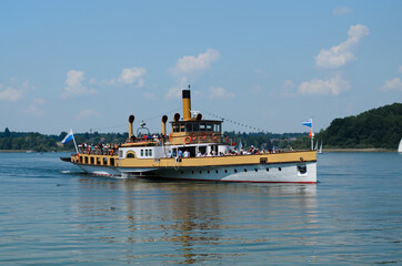 Passagierfähre über den See zur Insel Herrenchiemsee (Bayern - Deutschland). Passenger ferry across the lake to Herrenchiemsee Island (Bavaria - Germany).
