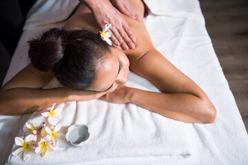 Obraz na płótnie Canvas Thai oil massage to Asian beautiful woman in spa