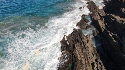 Obraz premium The sea hits the cliffs