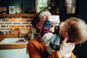 Frau mit Maske und Kind