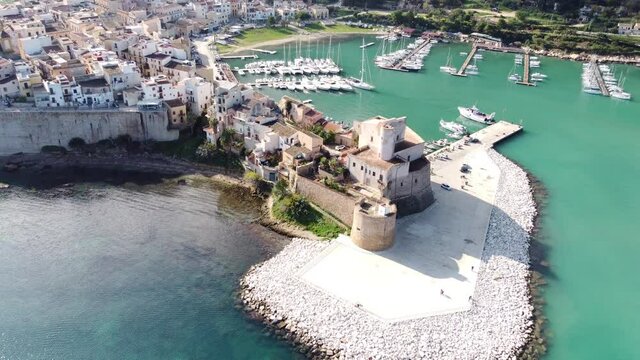 Vista aerea del castello e del porto di Castellammare del Golfo, in Sicilia.