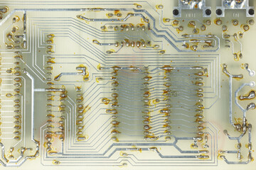 Auf einer Platine befinden sich Leiterbahnen, über die die elektronischen Bauteile verbunden...