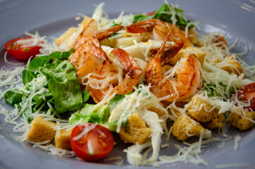 Vegetable salad with shrimps