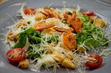 Vegetable salad with shrimps