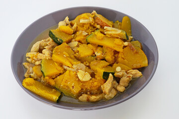 Stir-fried golden pod vegetables with chicken