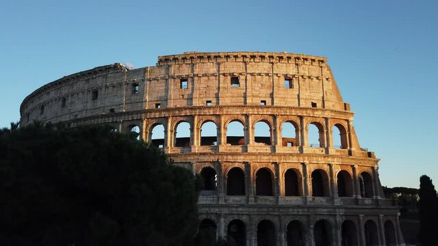 Kolosseum bei Sonnenuntergang in Rom, Italien