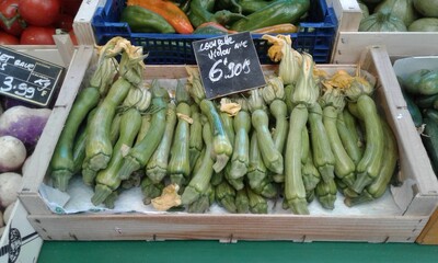 Zucchiniblüten auf Markt in Südfrankreich 