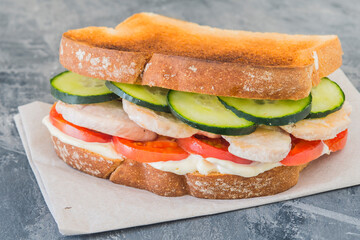 sandwich chicken with tomato and cucumber