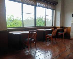 窓際に並ぶテーブルとイス