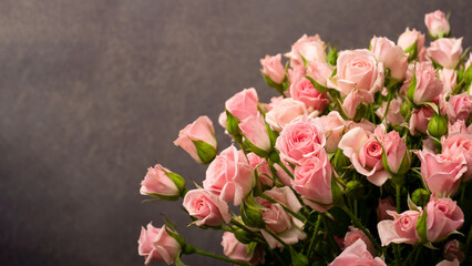Obraz na płótnie Canvas Pink roses on a lilac background