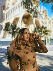 Woman posing in the city for some portrait photos, wearing casual spring clothes.