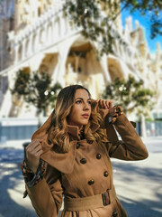 Woman posing in the city for some portrait photos, wearing casual spring clothes.