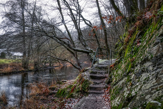 Schmaler Wanderweg an der Wupper bei Beyenburg