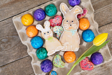 Frohe Ostern. Bunte Osternester zum Fest. 