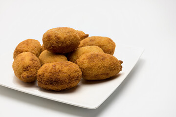 Plato de croquetas caseras de cocido fritas 