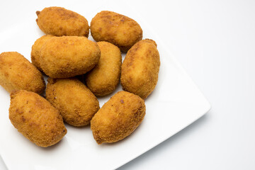 Plato de croquetas caseras de cocido fritas 