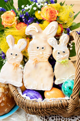 Osternest mit bunten Eiern und Hasenplätzchen