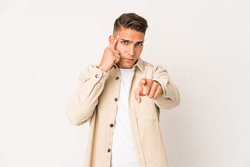 Young caucasian handsome man isolated pointing temple with finger, thinking, focused on a task.