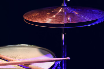 Obraz premium Close up shot of drumsticks lie on a snare drum.