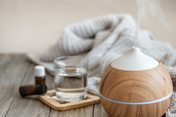 Composition with an air humidifier and a set of aromatic oils.