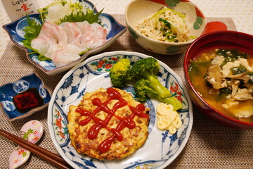 日本の家庭料理　ヘルシーな鶏肉ハンバーグと白身魚の刺身、キノコの味噌汁