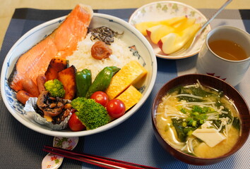 シャケ弁当風の和どんぶりと味噌汁