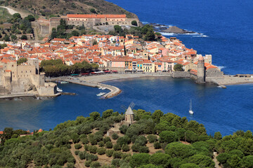 Fototapeta na wymiar Vue aérienne du vieux village de Collioure, sur la côte Vermeille.