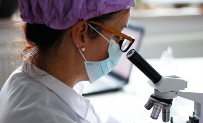 Wissenschaftlerin untersucht Virus im Labor