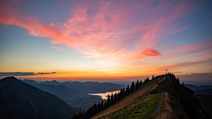 Leuchtende Wolken nach Sonnenuntergang am Bodenschneid Grat