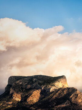 Paisaje al atardecer con nubes y el monte del Cid en la ciudad de Elda situada en la provincia de Alicante