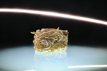 Noodles con linea di luce