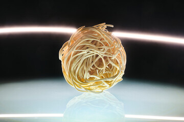 Noodles con fascio di luce