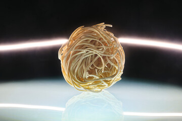 Noodles con fascio di luce