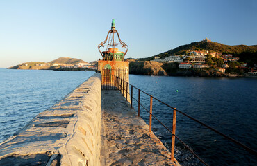 Fototapeta na wymiar Le vieux phare de Collioure au soleil couchant, à l'extrémité de la jetée.