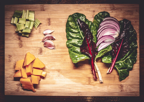 Composition de l&eacute;gumes sur une planche &agrave; d&eacute;couper en bois