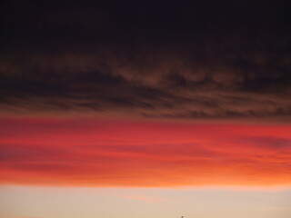 Natur pur, Wetter pur: Der Abendhimmel über Mecklenburg-Vorpommern nach einem abziehenden Regenschauer in den deutschen Farben Schwarz, Rot und Gold