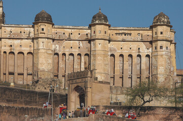 Fototapeta premium Vista de los muros del fuerte Amber en los alrededores de Jaipur, Rajastán, India