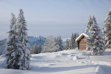 randonn&eacute;e hivernale en montagne et un chalet - Alpes Suisse	
