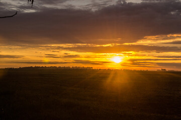Atardecer en campo con nubes