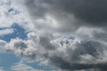 Nubes grises sobre cielo azul