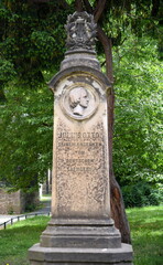 Julius-Otto-Denkmal mit Portrait-Relief
