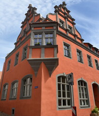Fototapeta premium Wundervolles Eckhaus in der Schmiedstraße 49 vor strahlend blauem Himmel