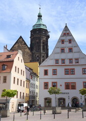 Turm der Marienkirche zwischen zwei Giebeln in der Altstadt von Pirna	


