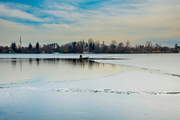Obraz premium Snagov lake during wintertime, frost on the surface