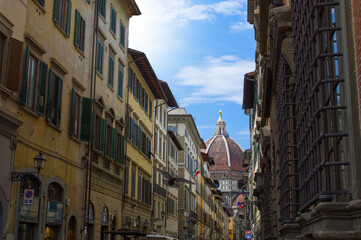 Gasse in Florenz führt zur Kathedrale Santa Maria del Fiore zwischen Häusern in mediterranem Stil
