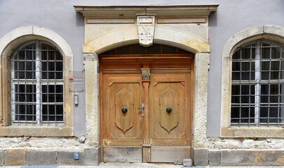 Hölzernes Eingangsportal mit Relief in der Altstadt von Pirna
